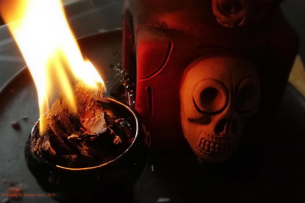 Fotografía digital 'Sahumerio de la ofrenda de muertos'